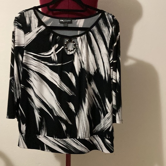 I.N. STUDIO Petite Size XL black & white 3/4 sleeves blouse. Made in USA. - Picture 5 of 9